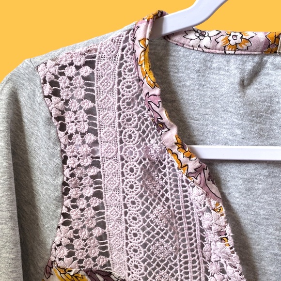 ANTHROPOLOGIE Gray/Purple Mixed Media Floral Top by Tiny, Size M. - Picture 10 of 14